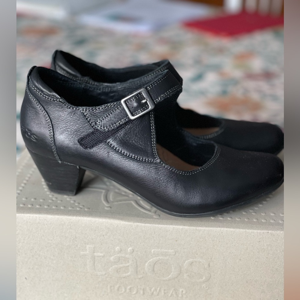 Comfortable heels: Taos Mary Janes Black Leather